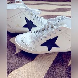 Women’s Mid Star with laminated heel tab and glitter laces.